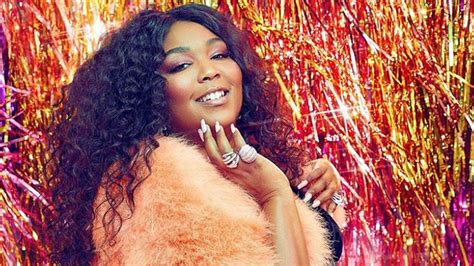 nude lizzo|Lizzo shows off her voluptuous curves as she poses completely。